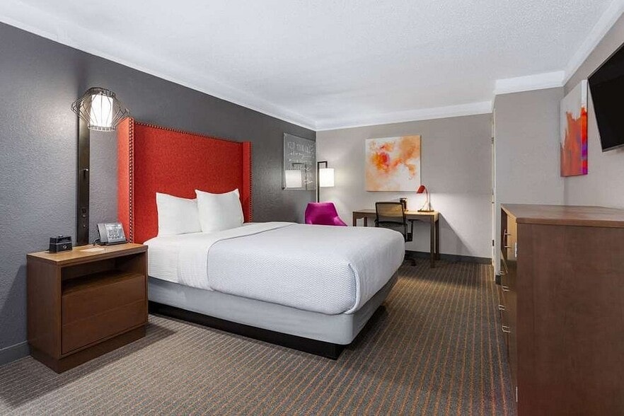 More Photos Of 7750 Davis Hwy, Pensacola Hotel For Sale