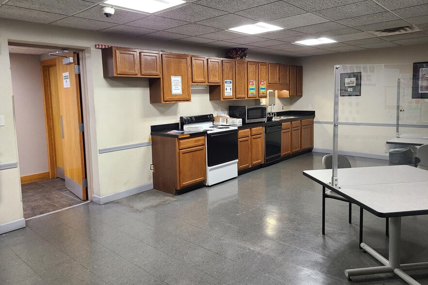 More Photos Of 1985 E Laketon Ave, Muskegon Manufacturing For Lease