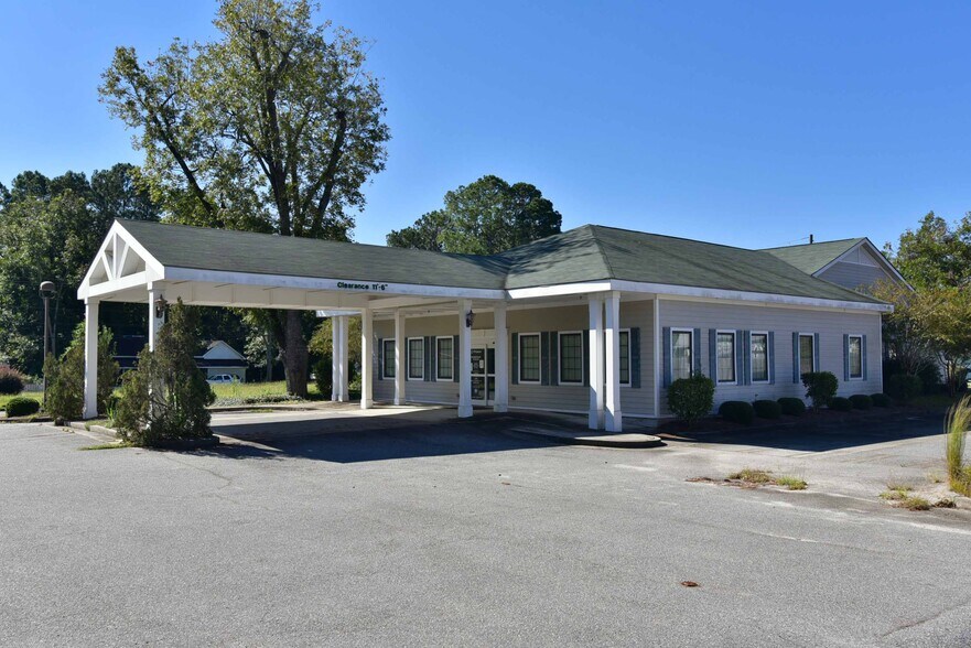 Primary Photo Of 354 E Washington Ave, Ashburn Healthcare For Sale
