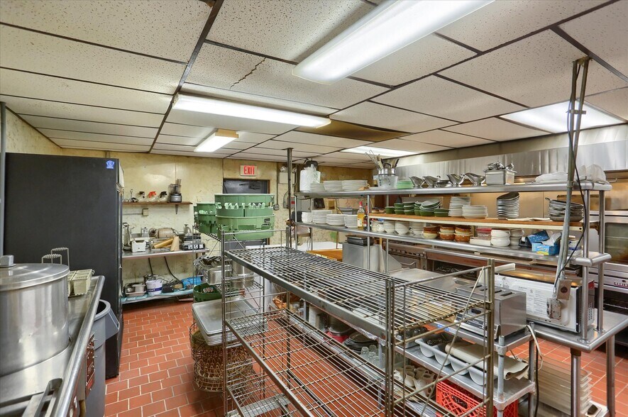 More Photos Of 145 Chamberlaine Ave, Pottsville Flex For Sale