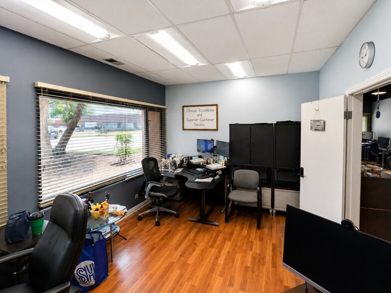 More Photos Of 935 N Plum Grove Rd, Schaumburg Office For Sale
