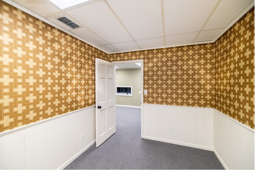 More Photos Of 108 S Santa Fe Ave, Salina General Retail For Lease