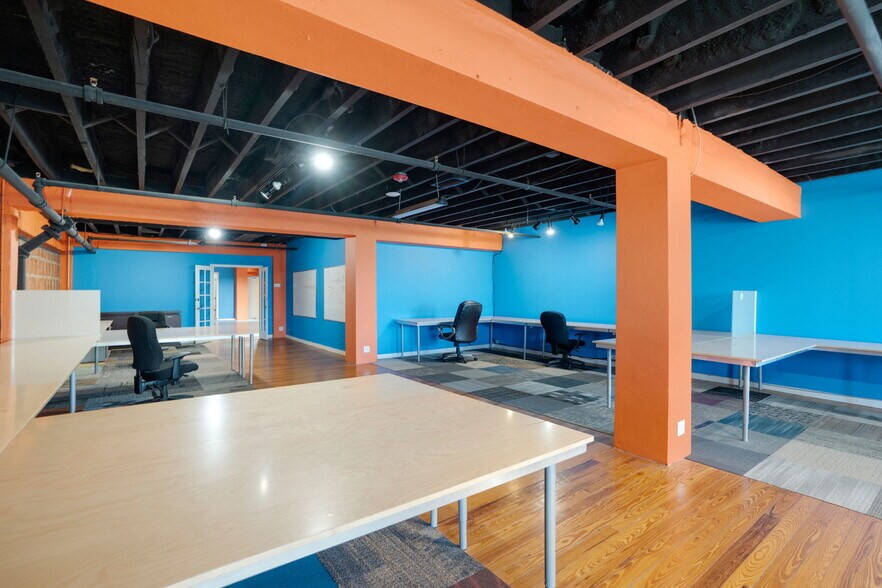 More Photos Of 1962 Main St, Sarasota Office For Sale