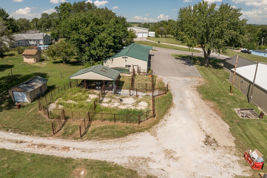 More Photos Of 1302 W US Highway 71, Savannah Industrial For Sale