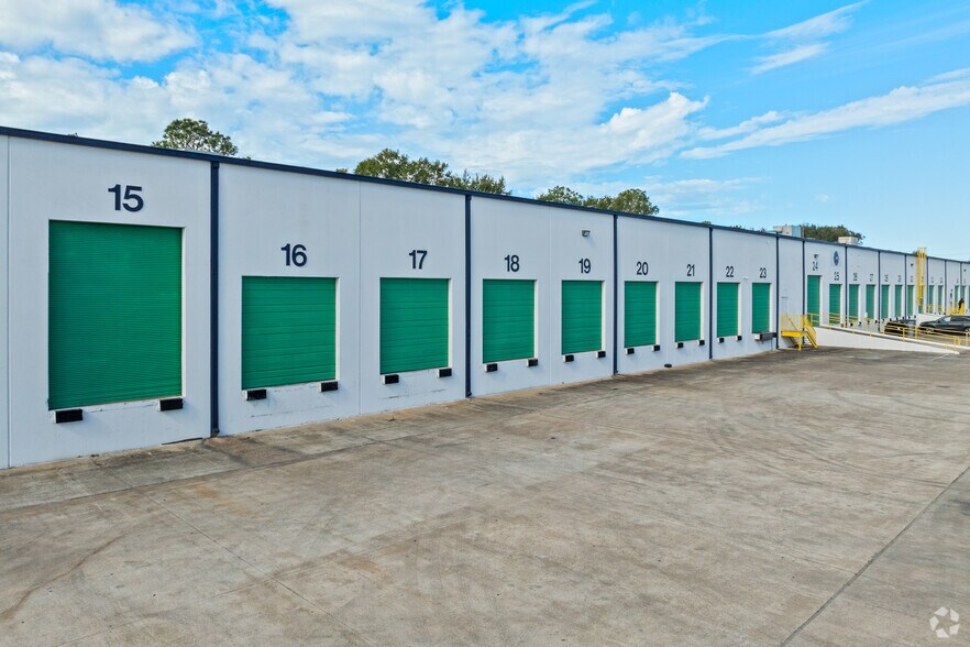 More Photos Of 10795 Hammerly Blvd, Houston Warehouse For Lease