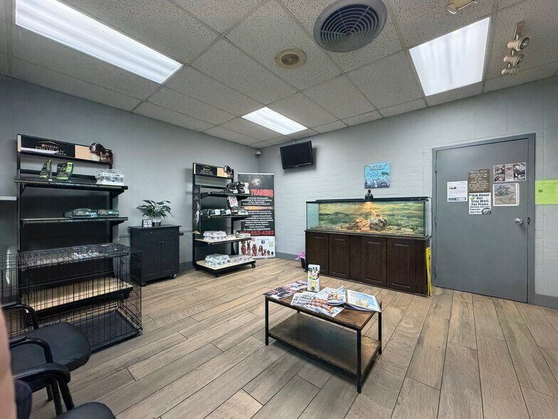 More Photos Of 2200 W Oakland Park Blvd, Oakland Park Veterinarian Kennel For Sale