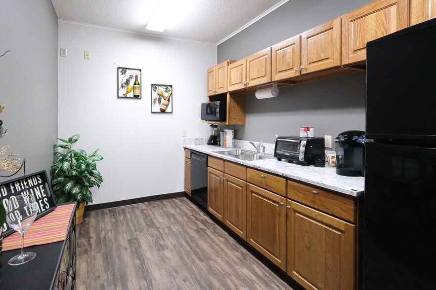 More Photos Of 40 Good Counsel Dr, Mankato Office For Sale