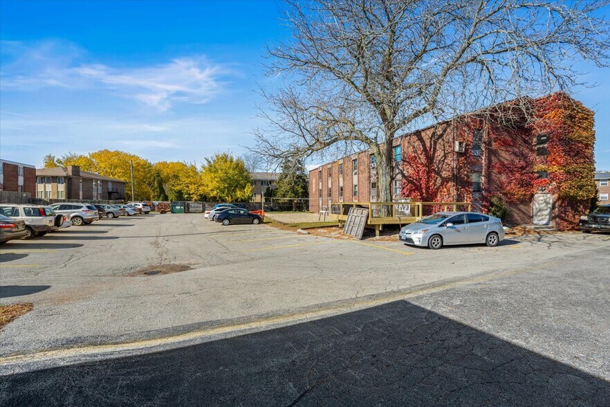 More Photos Of 910 W Hillcrest Dr, Dekalb Sorority Fraternity House For Sale