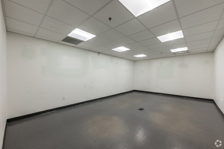 More Photos Of 1810 S Lynhurst Dr, Indianapolis Unknown For Lease