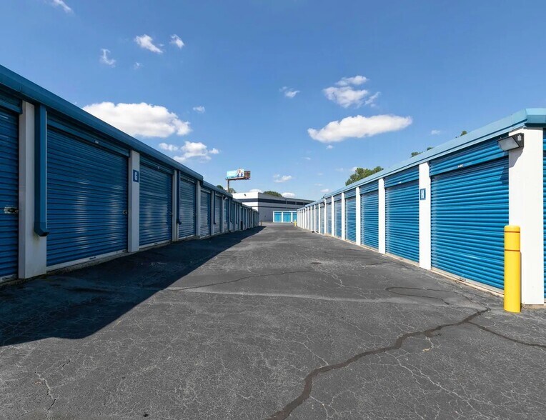 More Photos Of 1155 Powers Ferry Pl, Atlanta Self Storage For Lease