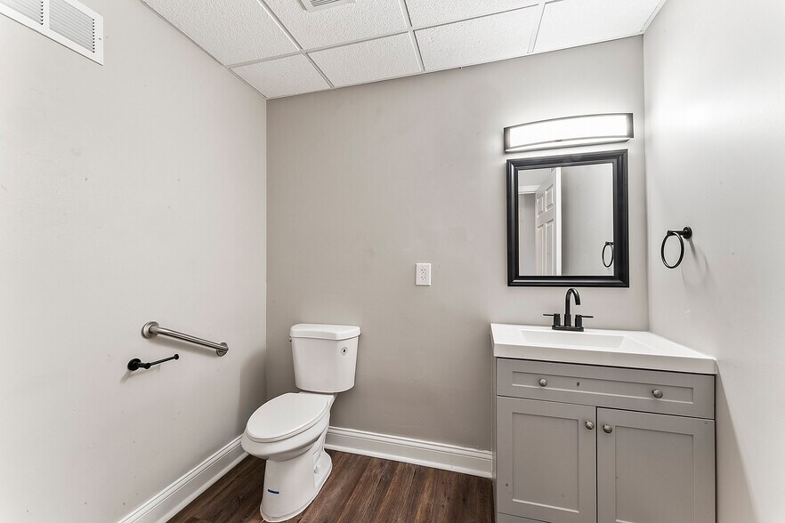 More Photos Of 7801-7811 Shawnee Mission Pky, Overland Park Freestanding For Lease