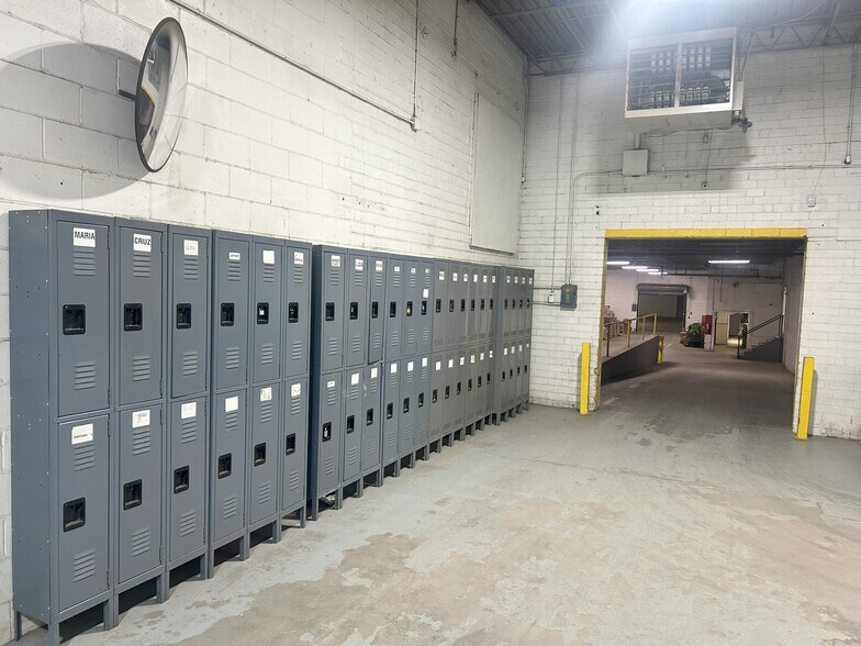 More Photos Of 1406 Mebane St, Burlington Manufacturing For Lease