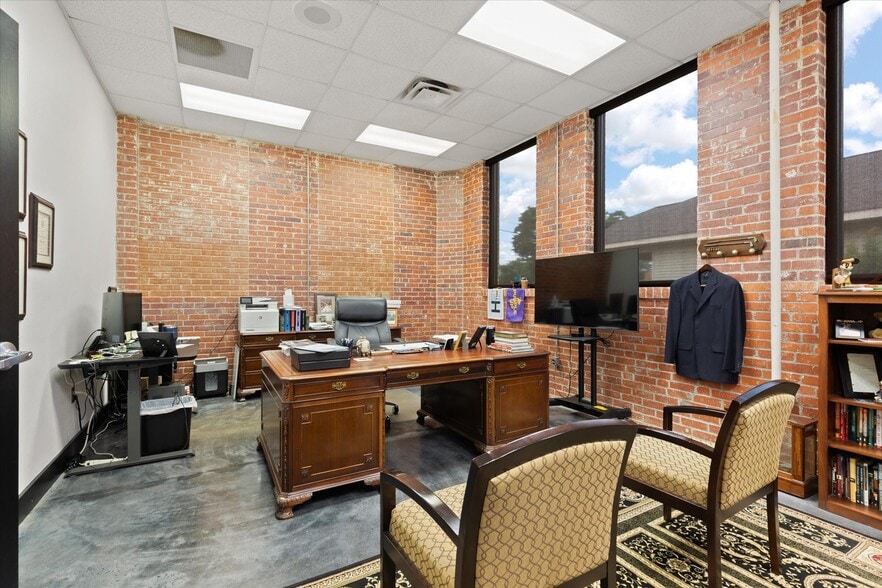 More Photos Of 501 N 3rd St, Longview Office For Sale