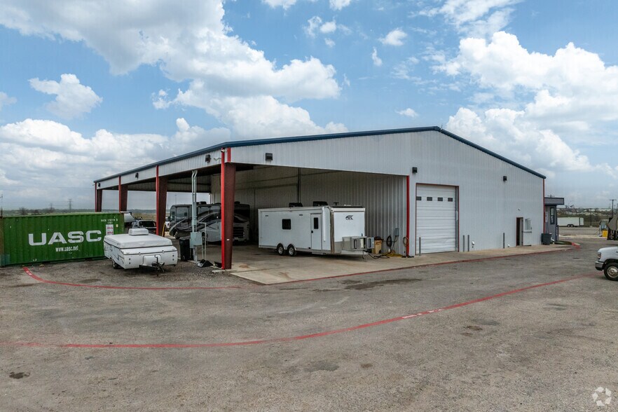More Photos Of 10777 Highway 183 S, Austin Warehouse For Lease