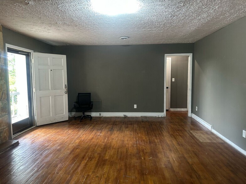 More Photos Of 115 Commerce Dr, Stockbridge Industrial For Lease