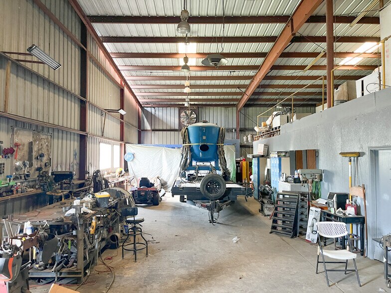 More Photos Of 3703 S Lewis St, New Iberia Warehouse For Sale