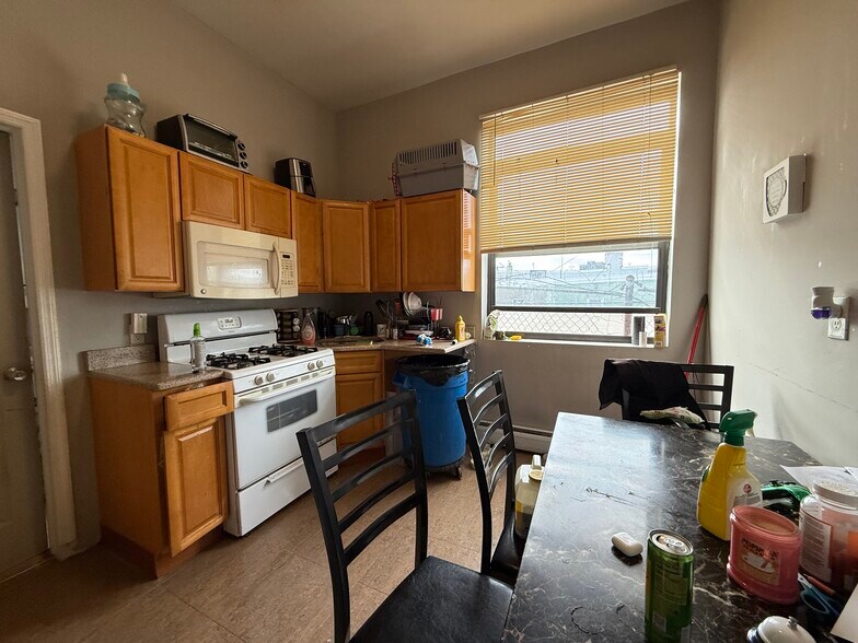 More Photos Of 811 30th St, Union City Storefront Retail Residential For Sale