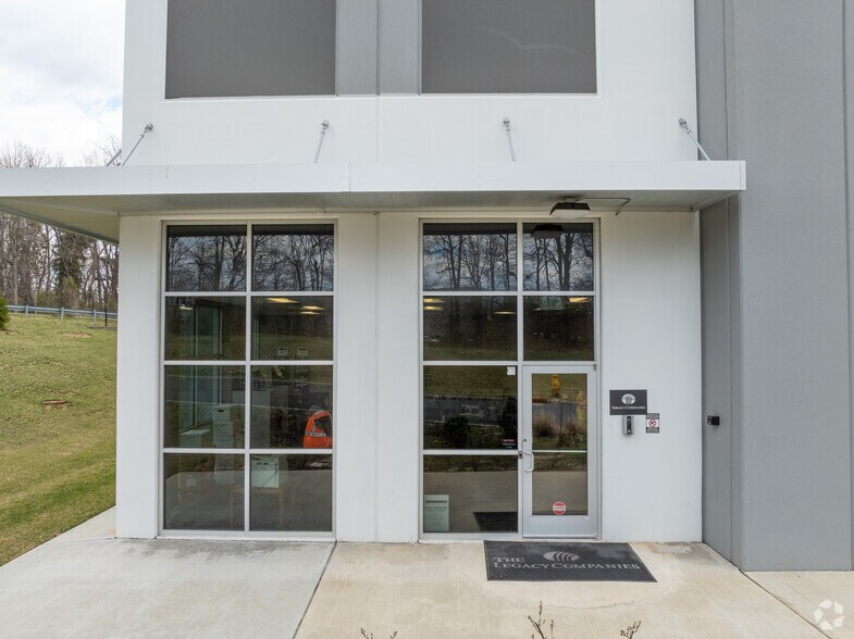 More Photos Of 2555 Kuser Rd, Hamilton Warehouse For Lease