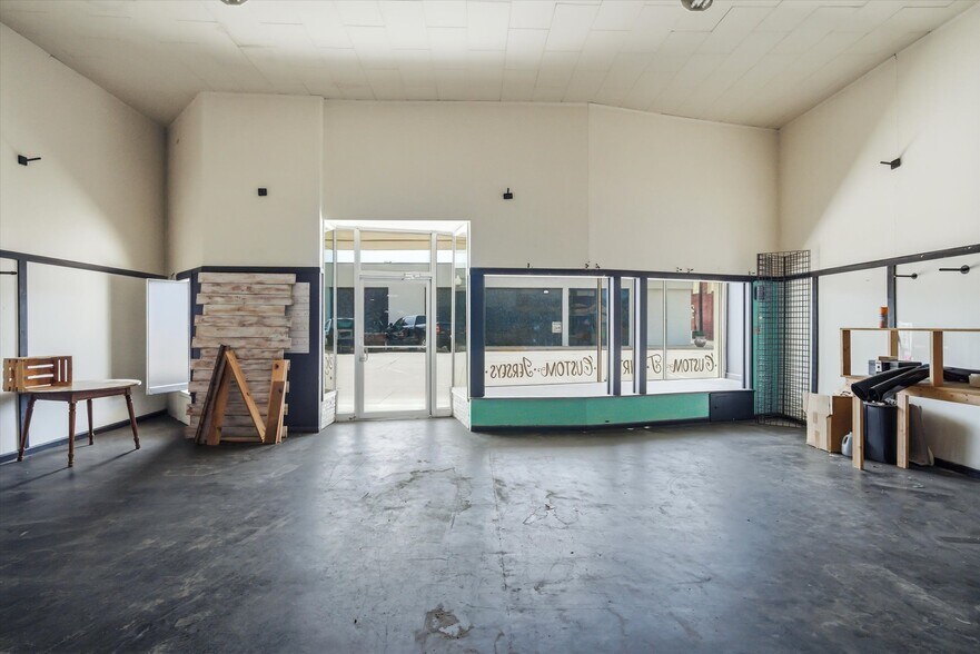 More Photos Of 110 W Frank St, Grand Saline General Retail For Sale
