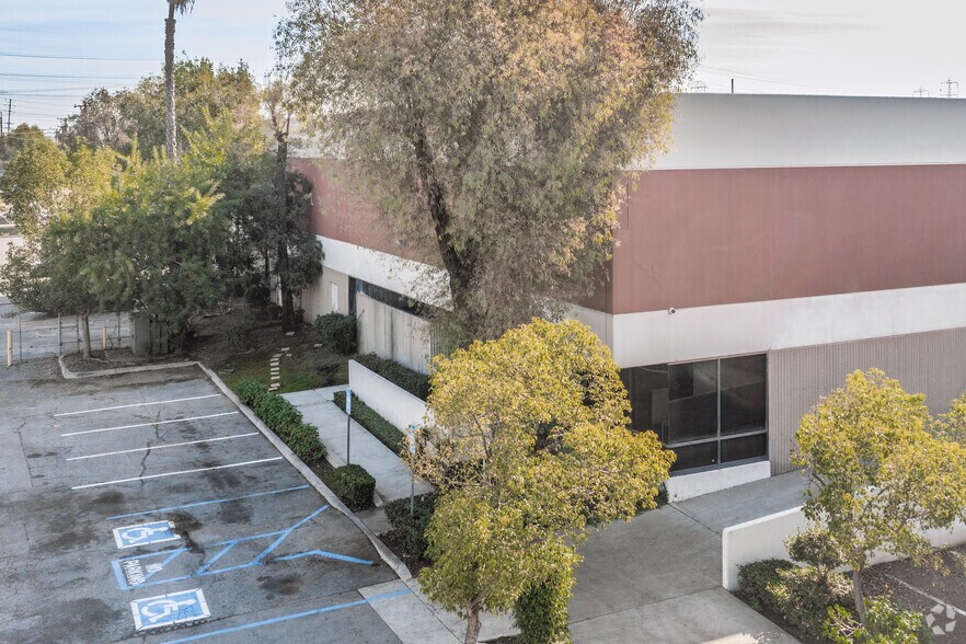 More Photos Of 5960 Corvette St, Commerce Warehouse For Lease