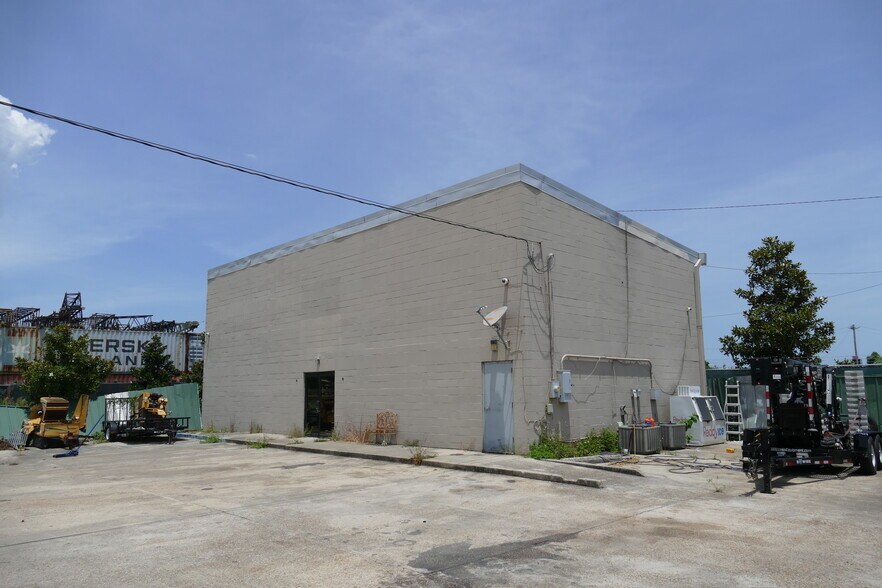 More Photos Of 96 W 27th St, Kenner Industrial For Sale