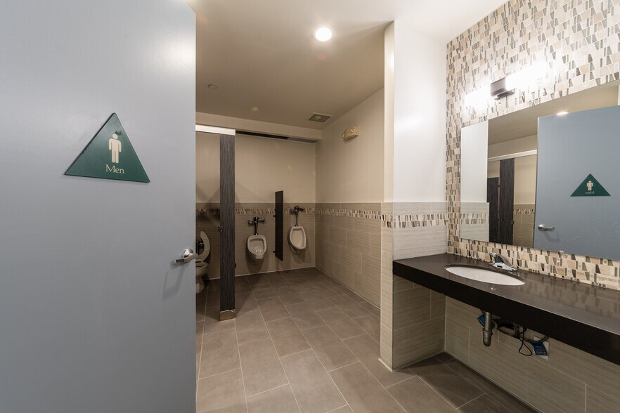 More Photos Of 10237-10239 Flanders Ct, San Diego Research And Development For Lease