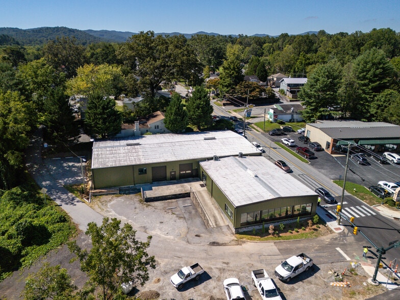 More Photos Of 512 Kanuga Rd, Hendersonville Showroom For Lease