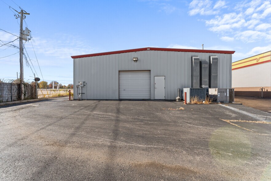 More Photos Of 2103 S Thompson St, Springdale Freestanding For Sale