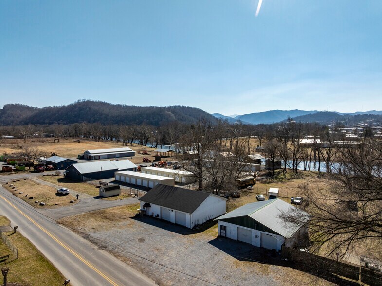 More Photos Of 215 Lovers Ln, Elizabethton Flex For Sale