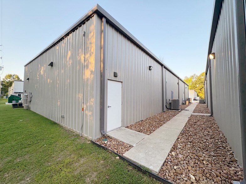 More Photos Of 8769 West Ln, Magnolia Warehouse For Lease