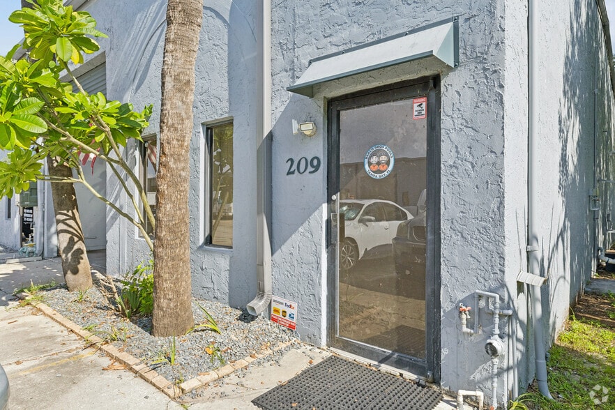 More Photos Of 11999 N 49th St, Clearwater Warehouse For Lease