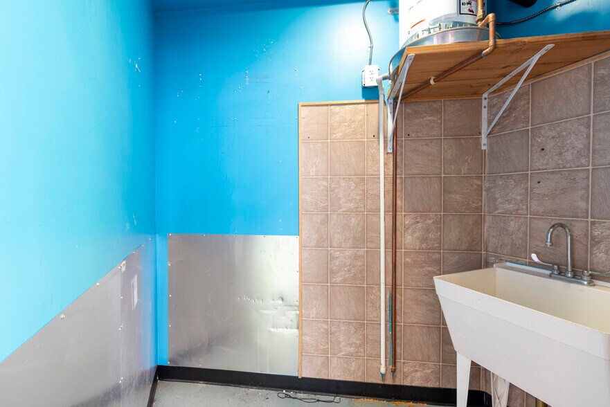 More Photos Of 512 N Pacific Coast Hwy, Redondo Beach Freestanding For Sale