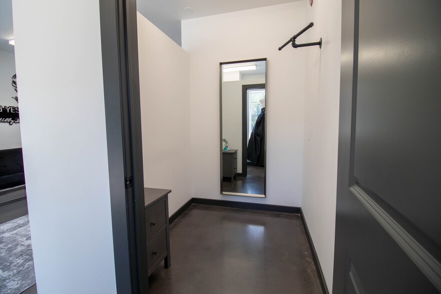 More Photos Of 140 Caroline St S, Hamilton Storefront Retail Residential For Lease