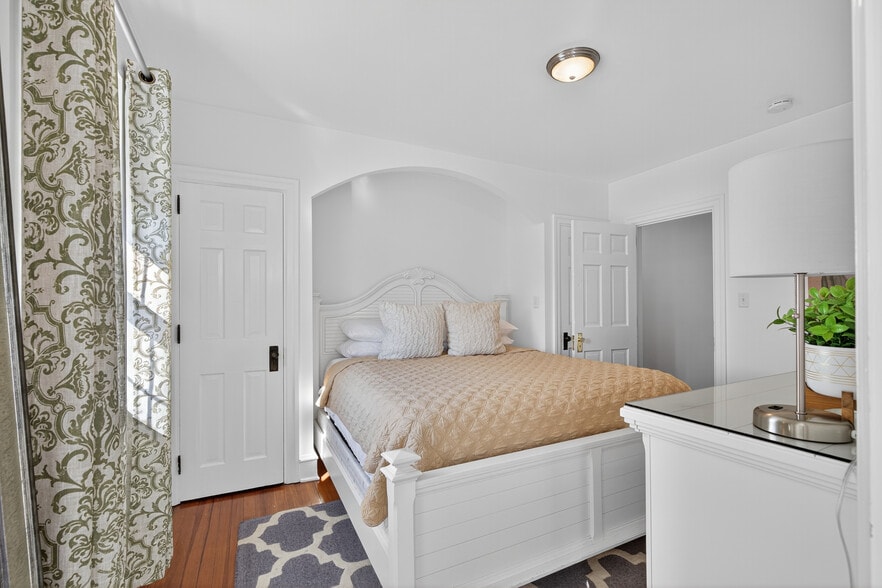 More Photos Of 51 N Main St, Manheim General Retail For Sale