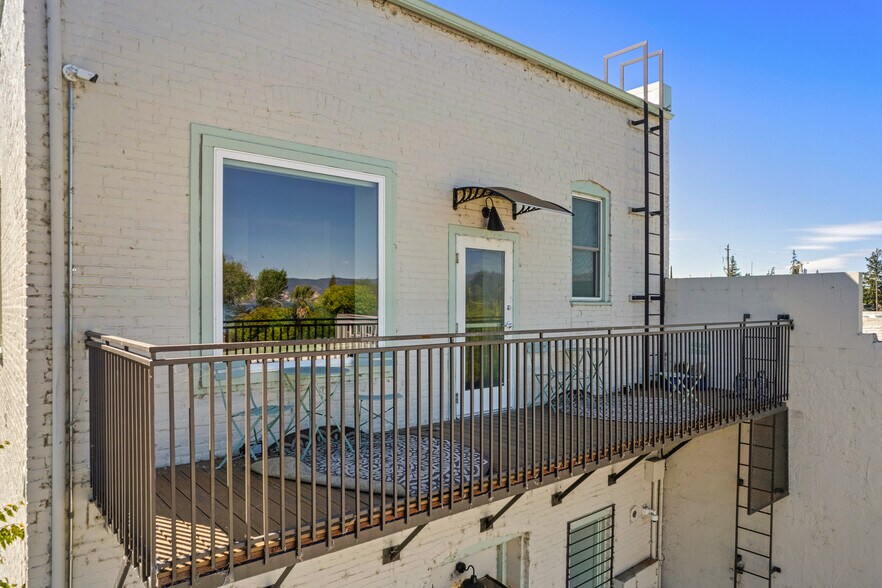 More Photos Of 302 N Main St, Lakeport Storefront For Sale