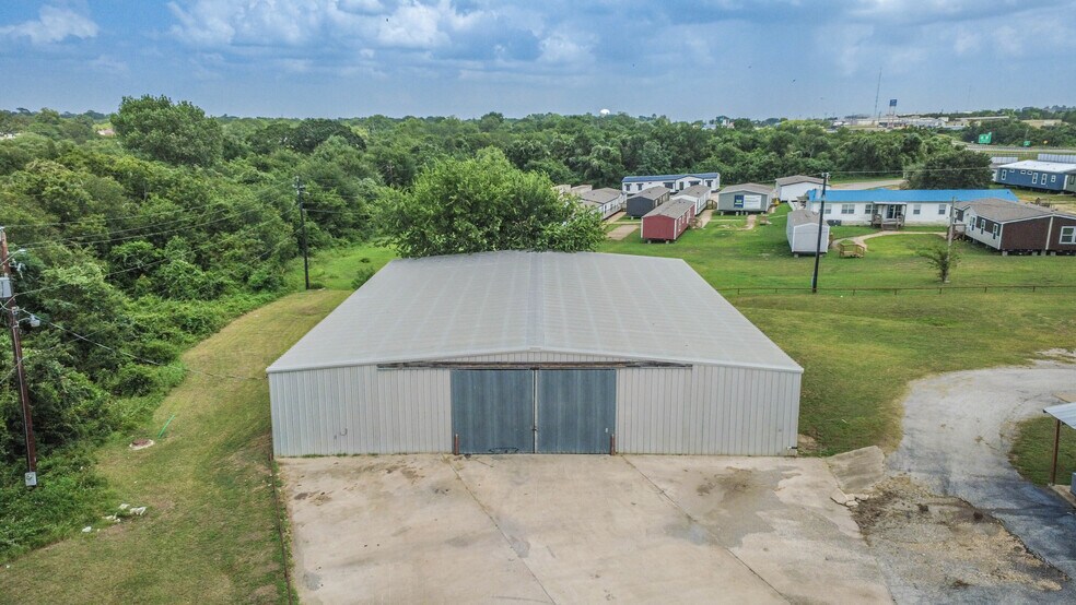 More Photos Of 1608 Highway 290 W, Brenham Showroom For Lease