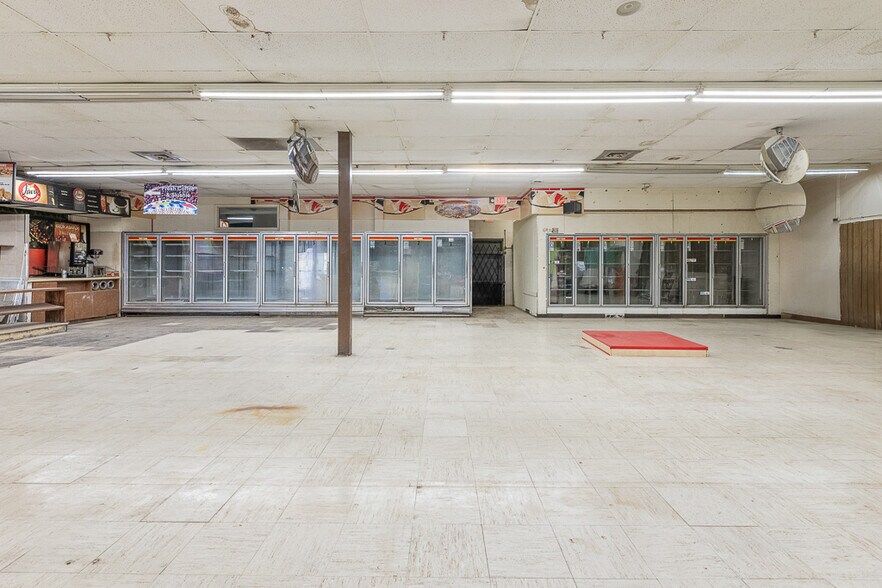 More Photos Of 7123 Lorain Ave, Cleveland Freestanding For Lease