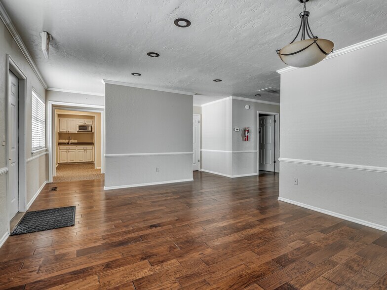 More Photos Of 525 Tower Dr, Moore Office For Lease