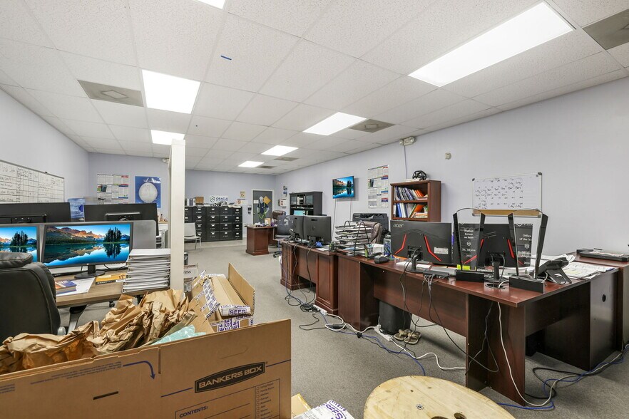 More Photos Of 1076 Business Ln, Naples Showroom For Sale