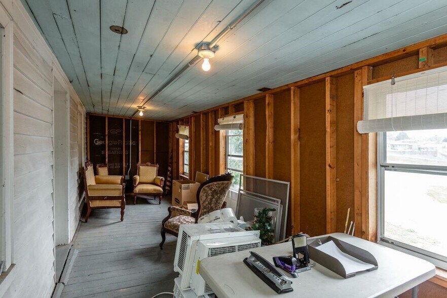 More Photos Of 133 W Springbrook Rd, Broadway Specialty For Sale