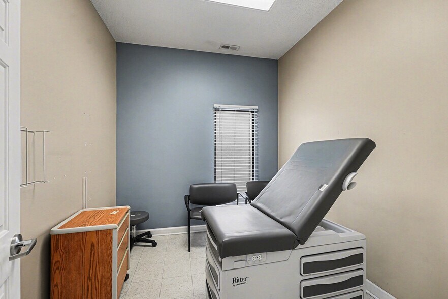 More Photos Of 208 W Salisbury St, Asheboro Medical For Lease