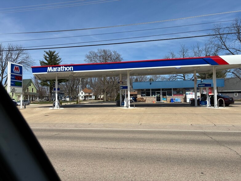 More Photos Of 817 N State St, Belvidere Convenience Store For Sale