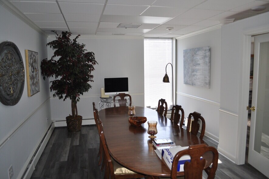 More Photos Of 222 E Wisconsin Ave, Lake Forest Office For Lease