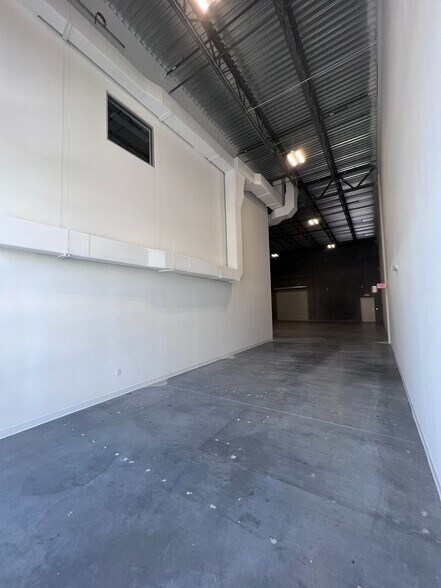 More Photos Of 8340 Southpark Cir, Orlando Flex For Lease