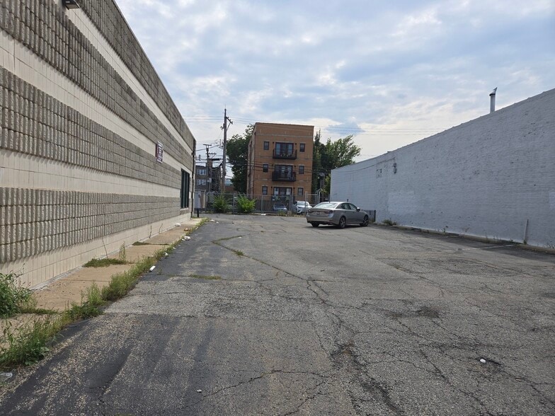 More Photos Of 3711 W Lawrence Ave, Chicago Office Residential For Lease