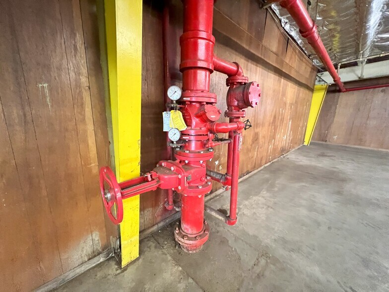 More Photos Of 2525 N Center St, Bonham Manufacturing For Lease