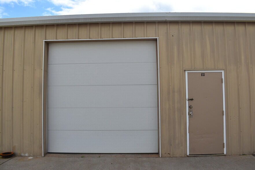 More Photos Of 831-841 Industrial Dr, Yukon Light Manufacturing For Sale