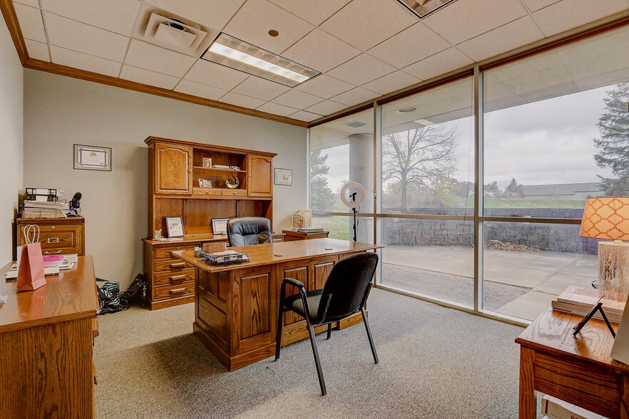 More Photos Of N28W23000 Roundy Dr, Pewaukee Office For Sale