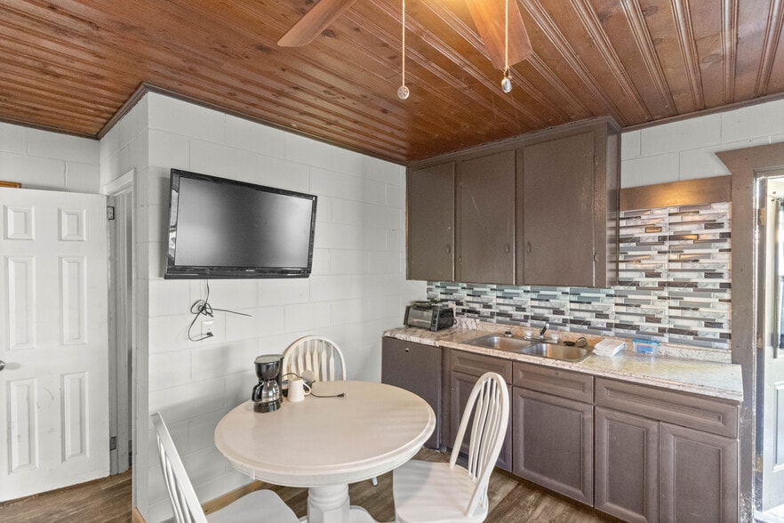 More Photos Of 6808 Lake Griffin Rd, Lady Lake Hotel For Sale