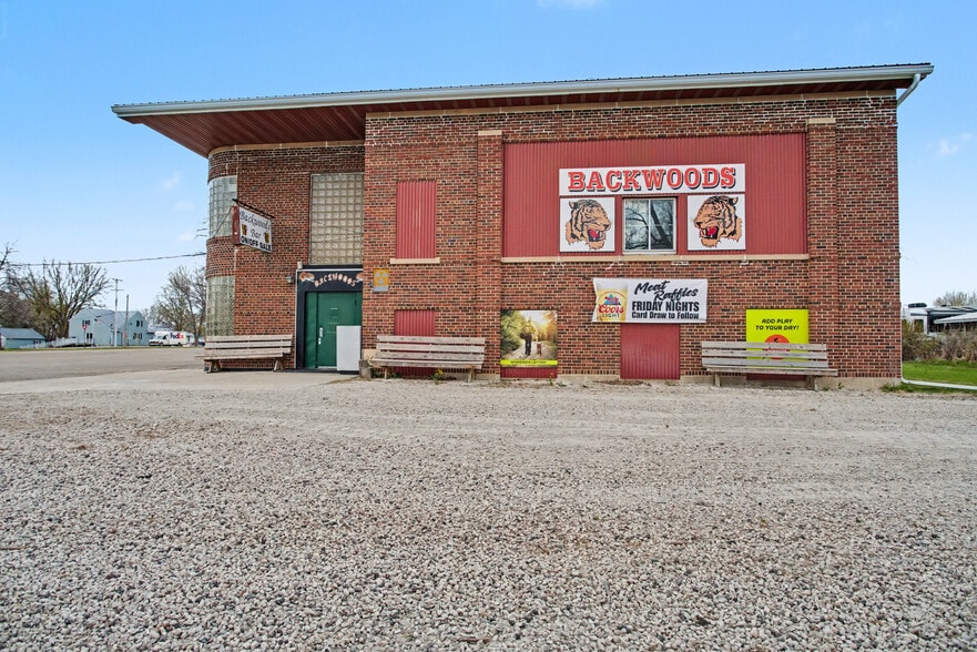 More Photos Of 7540 5th St, New Auburn Bar For Sale
